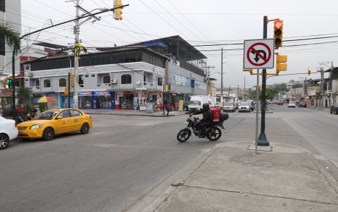 En la calle Destacamento Base Sur, que divide a Álamos de El Cóndor, es común ver cómo los conductores omiten la señalización de no girar en U.