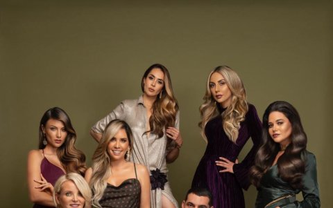 Miguel Ángel junto a sus 'chicas Cava', conocidas mujeres de la televisión ecuatoriana.