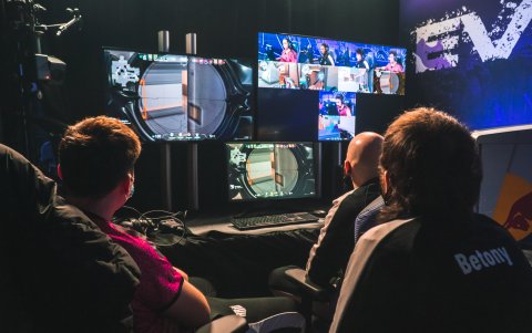 Cada partida era seguida a detalle por los entrenadores y miembros del equipo.