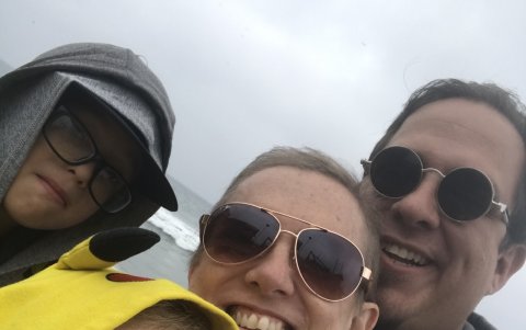 El arquitecto John Dunn en compañía de su esposa e hijo