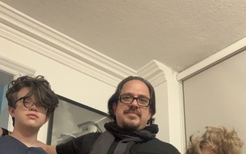 Desde uno de los salones de su estancia, en cálido abrazo  junto al Teen Budha y el Punkerito, como cariñosamente llama a sus hijos.