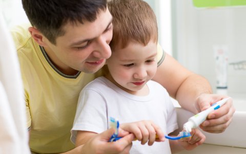 La limpieza dental debe iniciar desde que surge el primer diente.