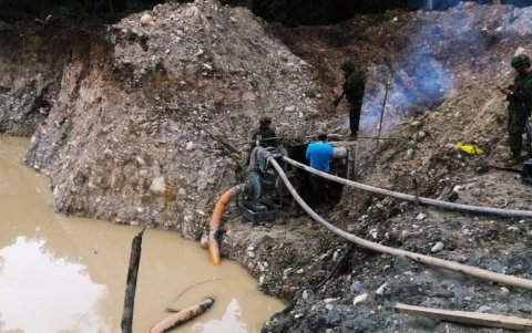 Acción. Militares durante las acciones de control de la minería ilegal en Napo.