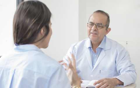 El doctor Felipe Mendoza mientras atiende a un paciente en su consultorio