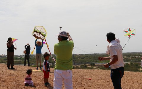 . Guías. Los padres y abuelos de los menores fueron los encargados de enseñarles a volar una cometa. Hubo quienes lo hicieron por primera vez.