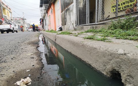 Así permanecen las calles en los barrios donde no existe esta obra.