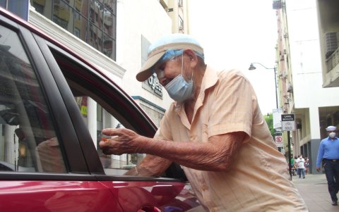 Manuel Sandoval, de 85 años y con cáncer de piel, es padre, abuelo y bisabuelo pero por su situación cree que este domingo pasará el Día del Padre vendiendo caramelos, como cualquier otro día.