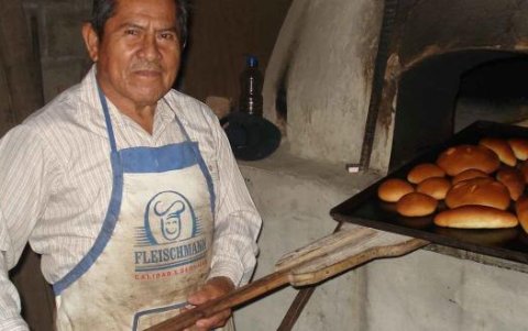 Francisco Reyes Soto tiene 92 años y la estatua simboliza su trabajo