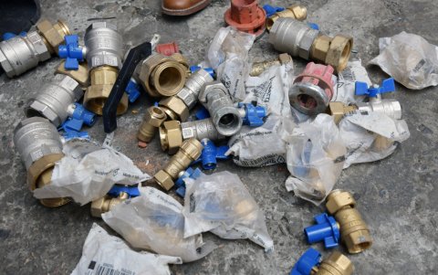 En las recicladoras se hallaron además llaves de paso y herramientas que facilitan las conexiones.