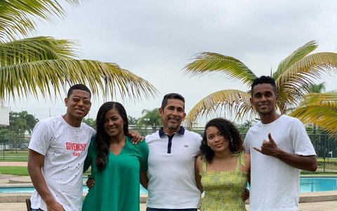 Alegría. Su hermano Andrés, sus padres Soraya Tenorio, Alonso Martínez, Allison y Fidel.