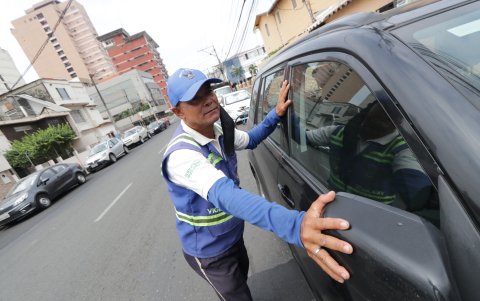 Trabajo. Fernando Chong, en su labor de cuidar carros.