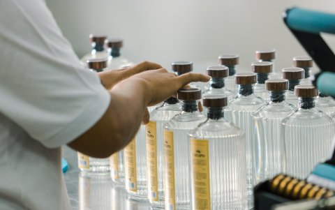 Gin Crespo. Un operario controla la calidad del gin que esta firma exporta a 16 países (Canadá y 15 de Europa)
