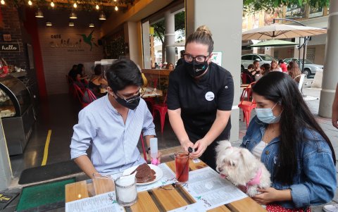 En el centro de la ciudad han aumentado los espacios que dan cabida a los animales. Los clientes ven la decisión con agrado.