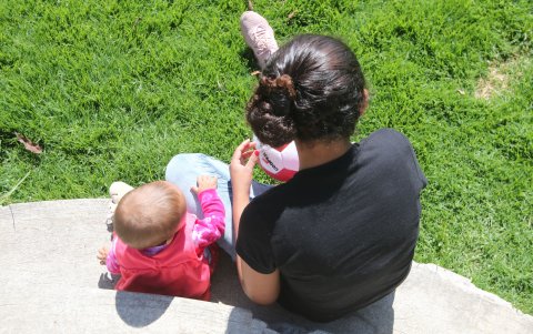 En el espacio, madre e hija se sienten a salvo e intentan salir adelante.