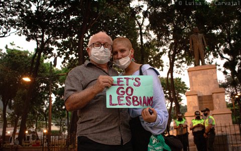 Charbel junto a su hija, mostrando el letrero que empuñaron el día del evento.