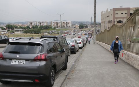 Por el Día del Padre en los exteriores de los cementerios de la ciudad se formaron atascos.