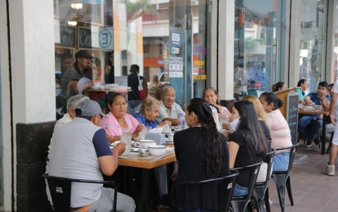Los restaurantes estuvieron llenos hasta el aforo permitido por la pandemia de la COVID-19.