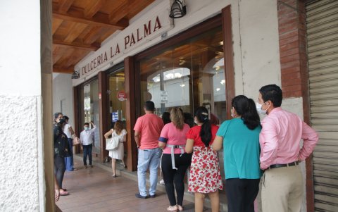 Restaurantes. Respetando el aforo, los clientes hacían fila fuera de restaurantes y dulcerías.