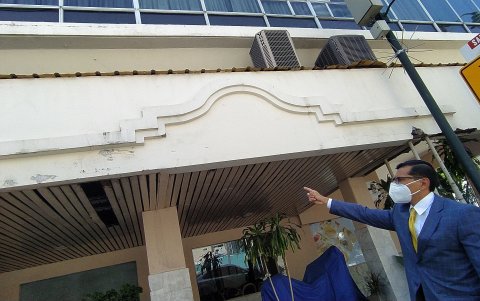 Empleados del hotel muestran los daños en la infraestructura.