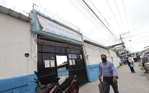 La fachada de la escuela Carlos Urgilés, en el Guasmo Sur, tiene grietas; hay polvo acumulado en las aulas, baños y oficinas administrativas.