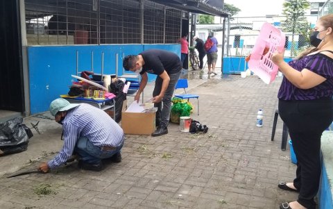 Padres de familia colaboran de manera voluntaria en la limpieza de las unidades educativas de Guayaquil.