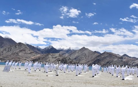Agentes de la Policía Fronteriza Indo-Tibetana practicando yoga durante el Día Internacional del Yoga a una altura de aproximadamente 4.572 metros de altura, cerca del lago Pangong en Ladakh, India.