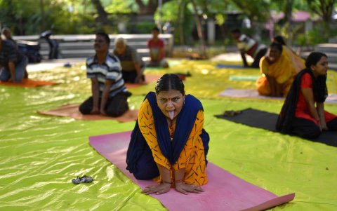 Hindúes realizan yoga para conmemorar el 7o Día Internacional del Yoga, en un parque en Chennai.