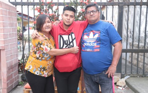 Pese que en un inicio fue difícil Mónica y Juan Carlos decidieron abrazar 'las diferencias' dee su hijo Zack.