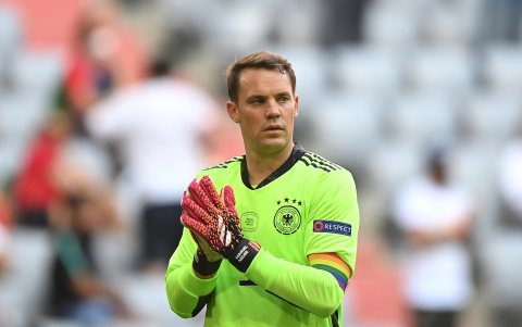 Neuer con su brazalete arcoíris.