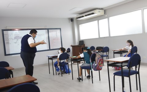 Los alumnos que están en los salones de la Unidad Educativa Ecomundo tienen la atención plena y total de sus profesores.