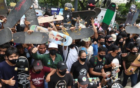 Decenas de skaters se reunieron en el parque Centenario, ayer.