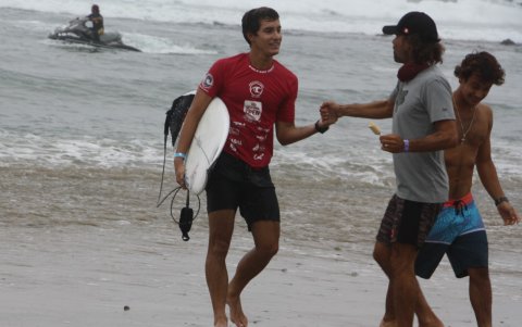 Lucca Mesinas se consagró como el mejor del Open varones del QS de Montañita.