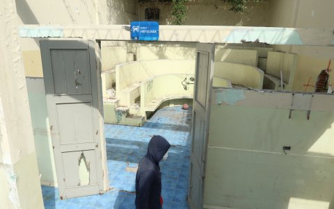 En la foto se ve el estado en que se encuentra el anfiteatro, la polilla se está comiendo las puertas de madera y los delincuentes se han llevado hasta el techo.