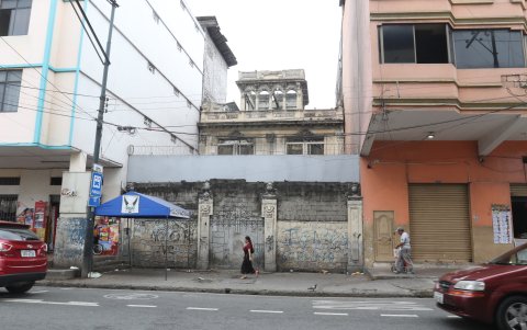 La Casa Rosita es un inmueble de 1935, situado en la calle Colón y av. Quito. Permanece deshabitado.