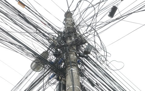 Los cables enredados en los postes causan problemas a los vecinos de la Florida Norte, ya que estos provocan apagones a diario.