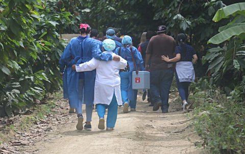 En casos de personas que tienen alguna complicación de salud o discapacidad, las brigadas deben acudir a sus casas para inmunizarlos.