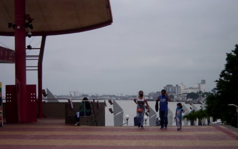 Los espacios públicos como el Malecón 2000 tienen locales comerciales cuyos sanitarios no deben reservarse el derecho de admisión, aunque muchas veces los visitantes no lo saben.