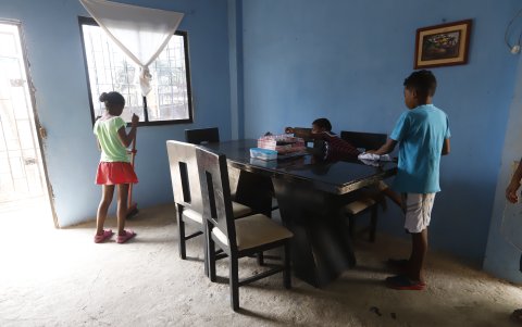 Pierina Bowen barre la casa, mientras sus hermanos la ayudan con los quehaceres domésticos. Ellos tampoco están registrados en una escuela. Ellos habitan en la Janeth Toral 3.