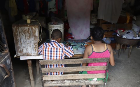 Melanie (13) y Jordan (10) Casierra, quienes habitan en la manzana 1994 de la cooperativa Janeth Toral 3, están a punto de dejar de estudiar por la falta de comunicación con sus maestros.