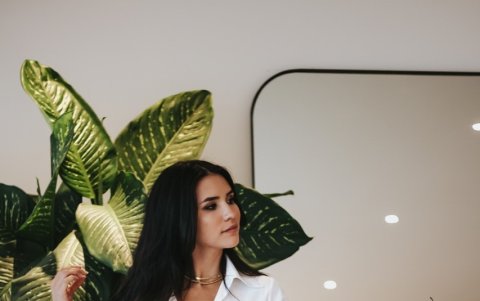 Va al psicólogo cada semana y practica terapias energéticas. Sus rutinas de belleza son sencillas como beber jugo de apio todos los días.