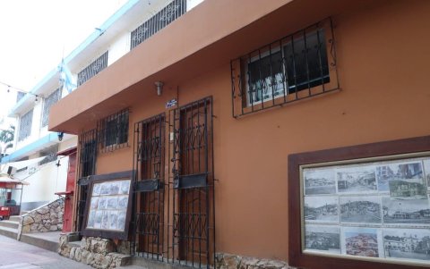 Los SS.HH. de las escalinatas del cerro Santa Ana hoy sirven solo para bodega y vestidor de los guardias del sitio.