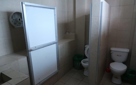 El de las escalinatas del cerro Santa Ana es otro de los baños que no atienden por ahora al público.