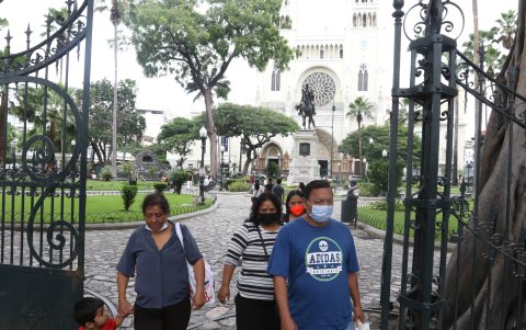 Parque de las Iguanas. Su nombre real es Parque Seminario, pero ha ganado fama por estos reptiles.