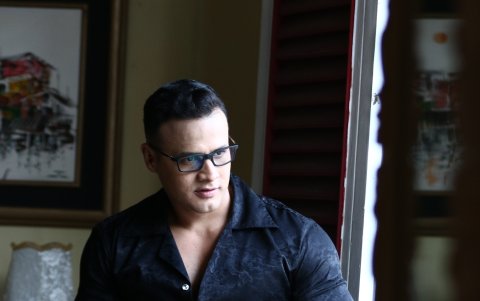 Rayo afirma estar solo y que nunca ha estado enamorado de la Gringa.