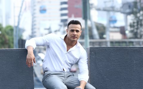 Tiene 32 años y una barbería.