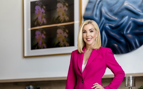 Eva Hughes reside en Miami.