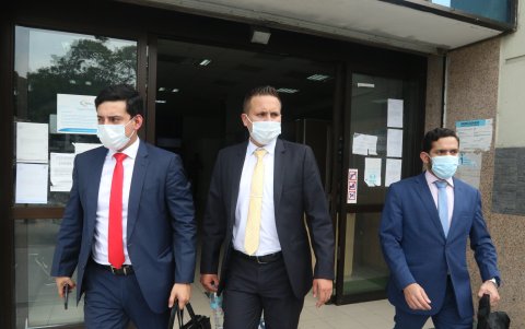 Alfredo Arboleda (i), defensor de Jacobo Bucaram Pulley, sostuvo que la jueza difirió la audiencia por pedido de un abogado.