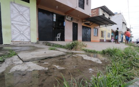 Alcantarilla. En la I entre 26 y 27 la casa comunal al interior está limpia, aquí el problema es el desborde de la alcantarilla.