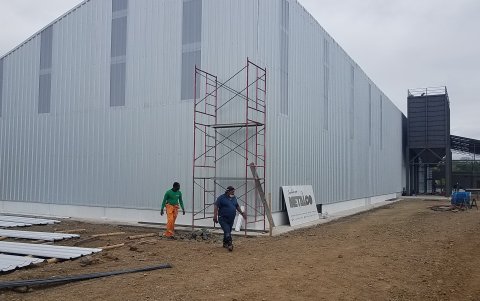 La planta está en fase de construcción y está previsto que esté concluida y empiece a producir desde septiembre próximo.