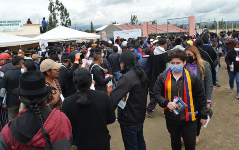 La circulación en las calles de la parroquia se dificultó, especialmente la vía que conduce al estadio de la localidad.